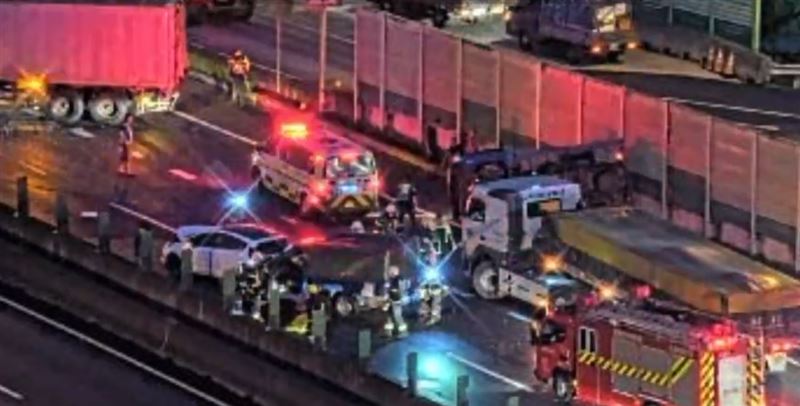 國道一號南下新北市汐止路段發生車禍,現場一片凌亂。(圖/翻攝自1968APP)