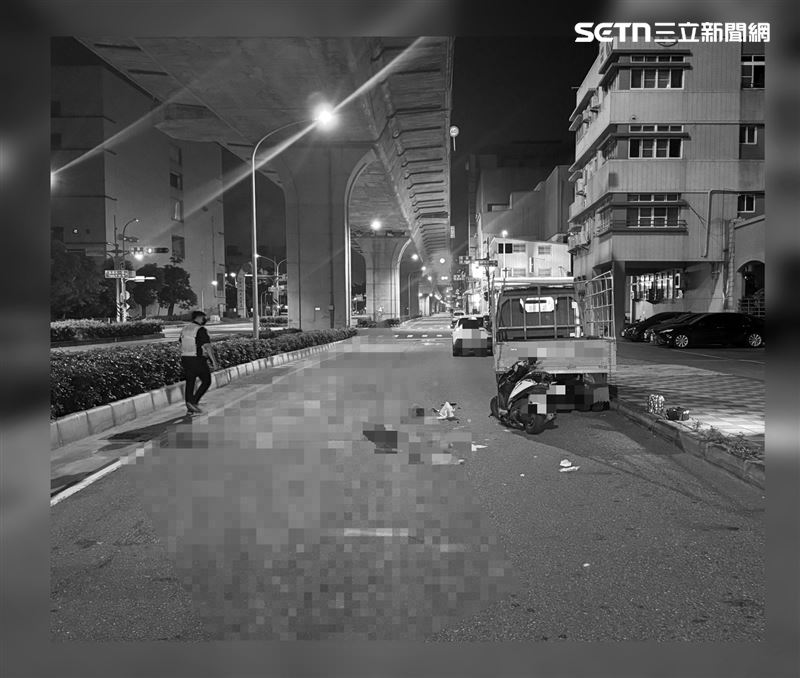 50歲李女騎車於前鎮區新生路慢車道直行，疑未注意車前狀況，直接撞上停在路旁的小貨車肇事。。（圖／翻攝畫面）
