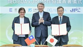 台日無人機聯盟 簽署產業合作備忘錄台灣卓越無人機海外商機聯盟（TEDIBOA）25日宣布，在經濟部部長郭智輝（中）見證下，TEDIBOA協同主席吳秀蕙（左）、日本無人機聯盟（Japan Drone Consortium；JDC）理事長野波健藏（右），簽署產業合作備忘錄。（漢翔提供） 中央社記者江明晏傳真  114年3月25日