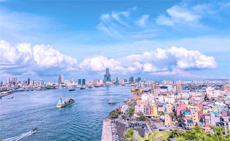 陳其邁23日深夜23時許,PO出高雄港並發文力挺大罷免。(圖/翻攝陳其邁臉書)