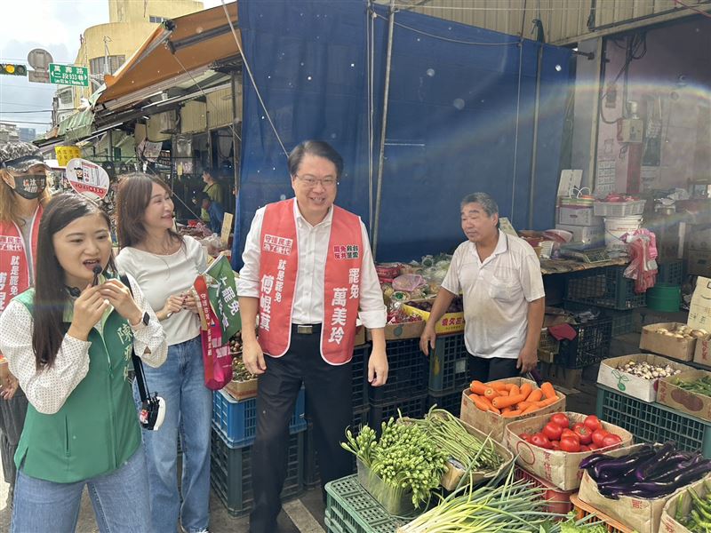 民進黨秘書長林右昌前往桃園龜山市場,與黨公職陪同罷免團體掃街。(圖/民進黨提供)