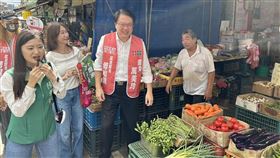 ▲民進黨秘書長林右昌前往桃園龜山市場陪同罷免團體掃街。（圖／民進黨提供） 