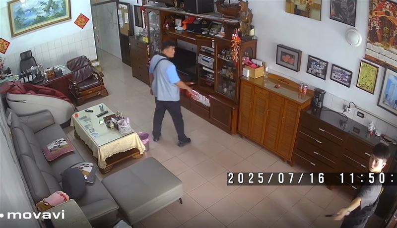 台南便衣員警進入林姓屋主，關閉屋內監視器開始搜索。(圖／翻攝畫面)