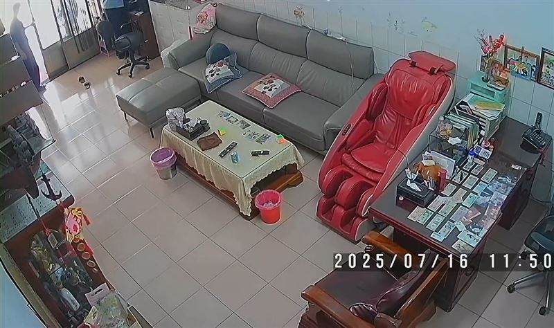 台南便衣員警進入林姓屋主，關閉屋內監視器開始搜索。(圖／翻攝畫面)