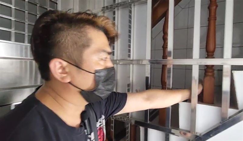 台南警方闖入住宅後，屋主發現放在樓梯口的1兩黃金不見了。(圖／翻攝畫面)