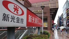 新新併7/24生效（2）台新金與新光金24日將正式合併並更名為「台新新光金控」，新光人壽副董事長洪士琪21日發給新光員工一封信，指出7月24日是新光金正式踏上下一階段的開始，勉勵員工無論站上哪個舞台，都要積極迎接改變。中央社記者趙世勳攝  114年7月21日