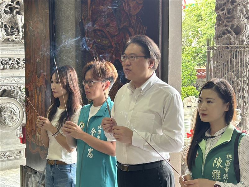 民進黨秘書長林右昌赴桃園龜山陪同罷免團體掃街，並在龜山仁德宮參香祈福。（圖／民進黨提供）