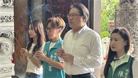 ▲民進黨秘書長林右昌赴桃園龜山陪同罷免團體掃街，並在龜山仁德宮參香祈福。（圖／民進黨提供） 