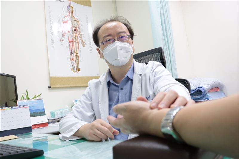 中醫師張煒東提醒，若經常發生抽筋，影響日常生活，應尋求醫師診治。（圖／衛福部彰化醫院提供）