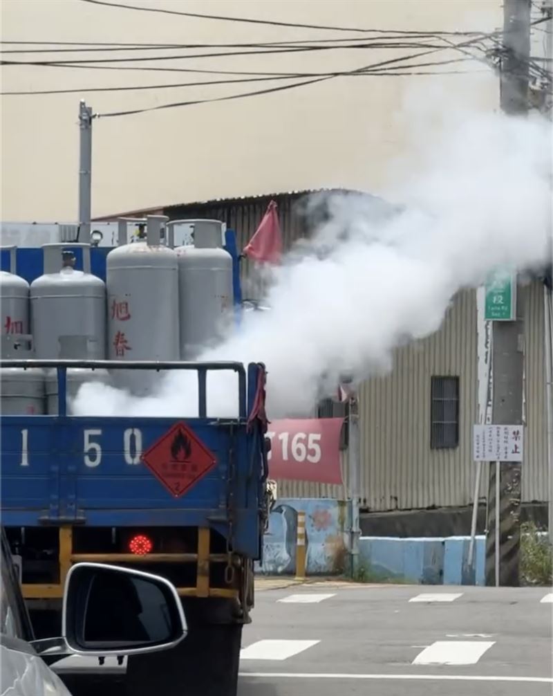 貨車上的瓦斯桶外洩。（圖／翻攝自社會事新聞影音）