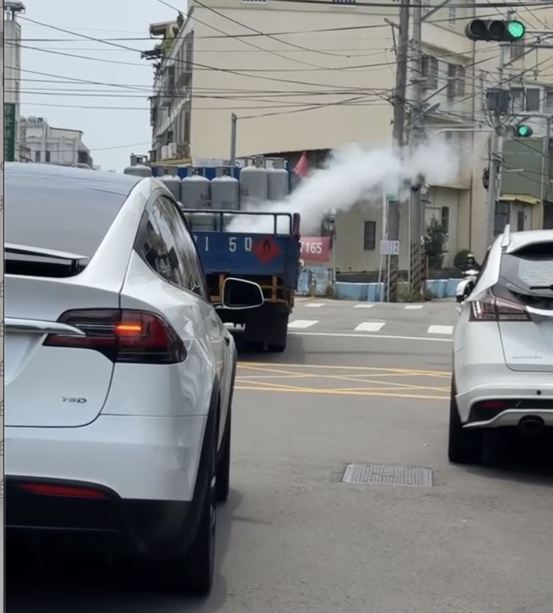 貨斗上滿載的瓦斯桶，疑似瓦斯桶倒下後外洩。（圖／翻攝自社會事新聞影音）