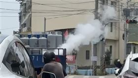 驚悚！貨車疑沒綁「瓦斯桶倒下外洩」狂噴