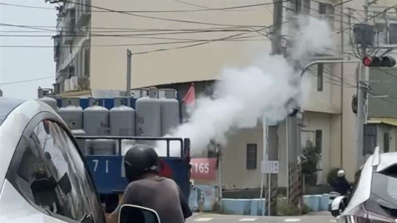 驚悚！貨車疑沒綁「瓦斯桶倒下外洩」狂噴