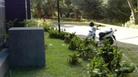 警方獲報到場拉起封鎖線。（圖／翻攝畫面）