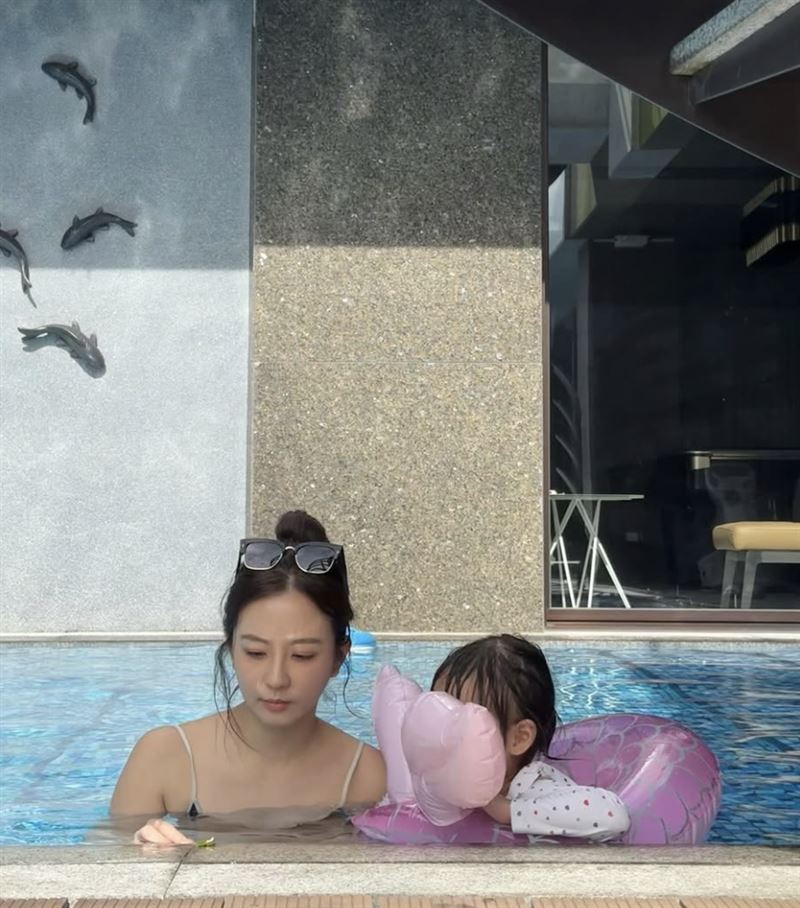 周曉涵（左）與姪女戲水。（圖／翻攝自IG）