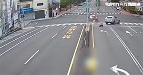 男喝到爛醉還開車！酒測值1.29撞人還肇逃(圖/翻攝畫面)