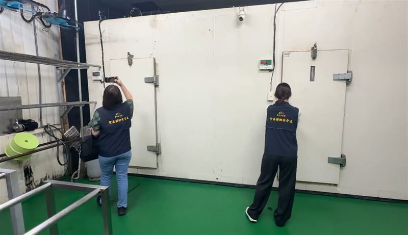 衛生局食安處獲報到烤鴨製作工廠抽驗。(圖／翻攝畫面)
