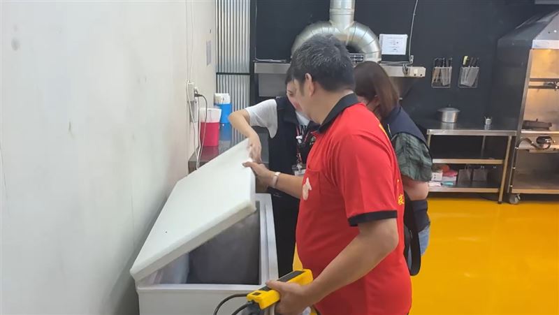 衛生局食安處獲報到烤鴨製作工廠抽驗。(圖／翻攝畫面)