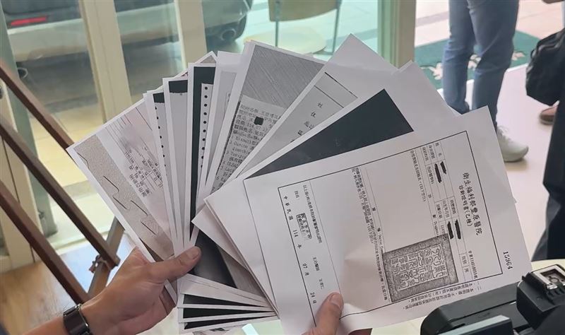 豐原一家烤鴨店爆發食物中毒，許多民眾吃完烤鴨後，出現嚴重上吐下瀉、發燒症狀。(圖／翻攝畫面)