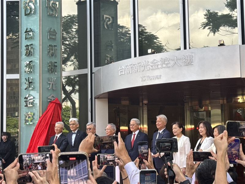 台新新光金控今（24）日正式揭牌，董事長吳東亮（下圖右3）與貴賓一同出席，現場高掛新牌匾，宣告金融合併正式完成。其中甫上任的董事魏寶生（下圖右2）以及獨董們，有前花旗董事長管國霖（下圖左1）、石化界大老台灣石化合成董事長吳澄清（下圖左3）、翔肇投資法人代表郭瑞嵩（下圖左2）、前經濟部長王美花（下圖右1）皆到場參與。（圖／記者師瑞德攝影）