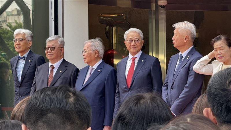 台新新光金控今（24）日正式揭牌，董事長吳東亮（下圖右3）與貴賓一同出席，現場高掛新牌匾，宣告金融合併正式完成。其中甫上任的董事魏寶生（下圖右2）以及獨董們，有前花旗董事長管國霖（下圖左1）、石化界大老台灣石化合成董事長吳澄清（下圖左3）、翔肇投資法人代表郭瑞嵩（下圖左2）、前經濟部長王美花（下圖右1）皆到場參與。（圖／記者師瑞德攝影）