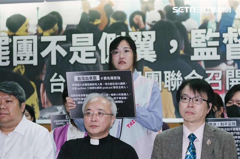 罷團志工們也紛紛「政治出櫃」，講出自己的身份與職業，破除藍營「罷團是綠營側翼」的謠言。更有罷團志工當場哽咽、落淚。（圖／記者楊士誼攝影）