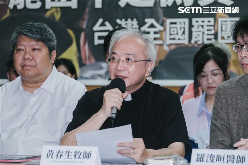 牧師黃春生呼籲支持國民黨的國人，不要縱容舔共立委成為中共的內應，「我愛台灣，我願意成為反共的側翼。」（圖／記者楊士誼攝影）