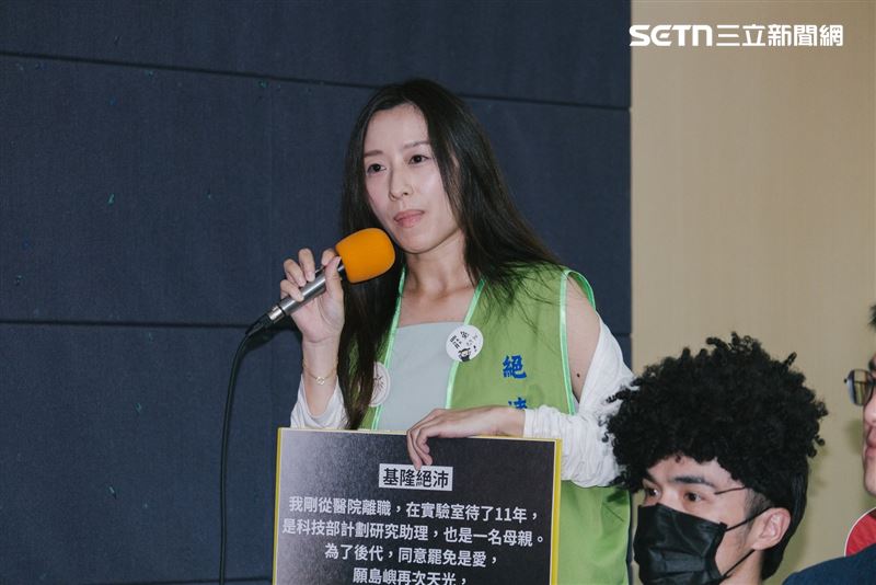 罷團志工們也紛紛「政治出櫃」，講出自己的身份與職業，破除藍營「罷團是綠營側翼」的謠言。更有罷團志工當場哽咽、落淚。（圖／記者楊士誼攝影）
