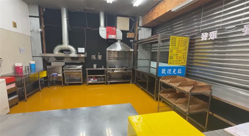 業者表示烤鴨製作、運送都有SOP，懷疑是夏天運送溫度不夠導致細菌滋生。(圖／翻攝畫面)