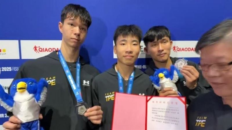 台灣跆拳道代表隊世大運拿下男團銀牌，中國野蠻搶台灣賀電。（圖／翻攝畫面）
