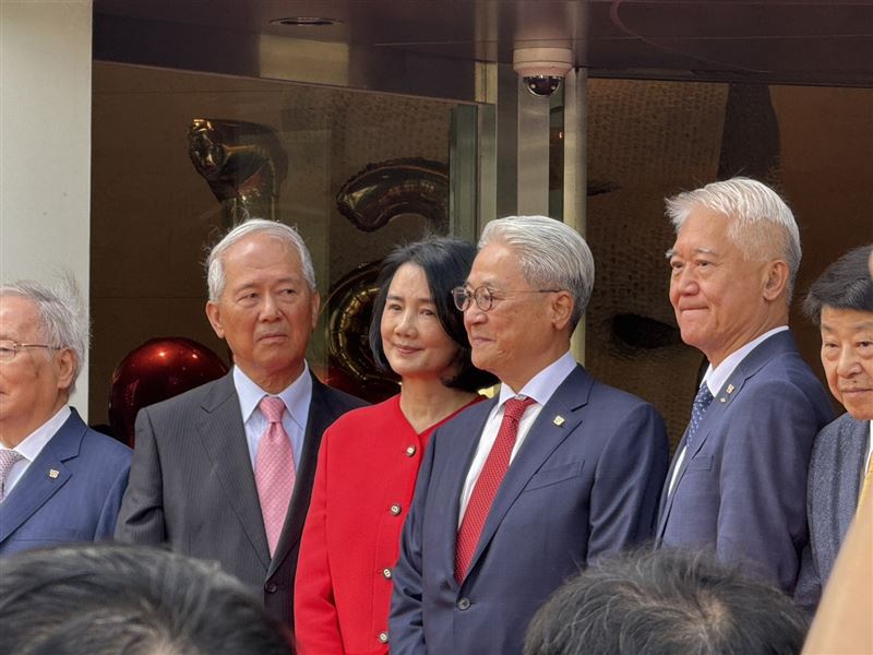 揭牌儀式前夕，台新新光金控總部掛上巨型紅色布幕，「認真同行」四字搶盡風頭。揭招典禮上董事長吳東亮（下圖右3）妻子彭雪芬（下圖左3）一身紅衣著裝，最受矚目。（圖／記者師瑞德攝影）