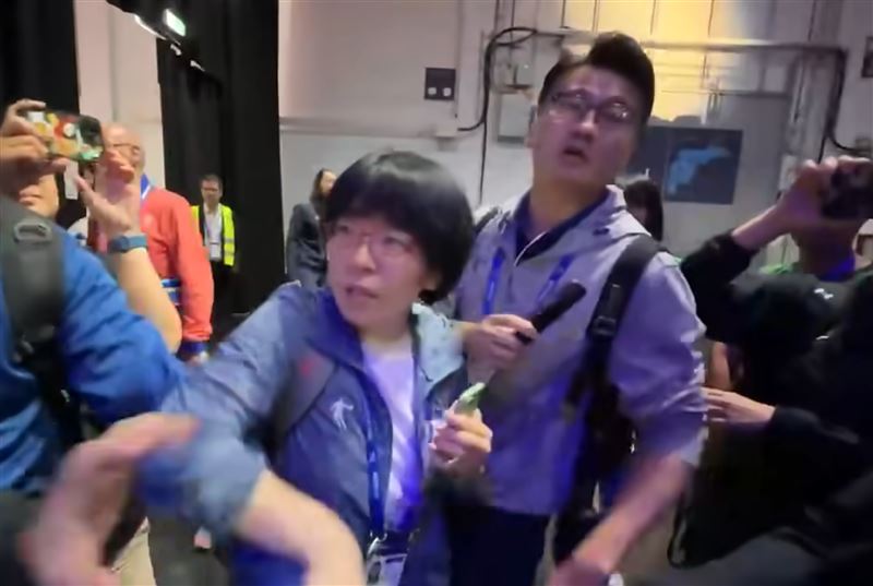 中國隊人員試圖搶奪台灣隊賀電。（圖／翻攝自鄭世忠臉書）