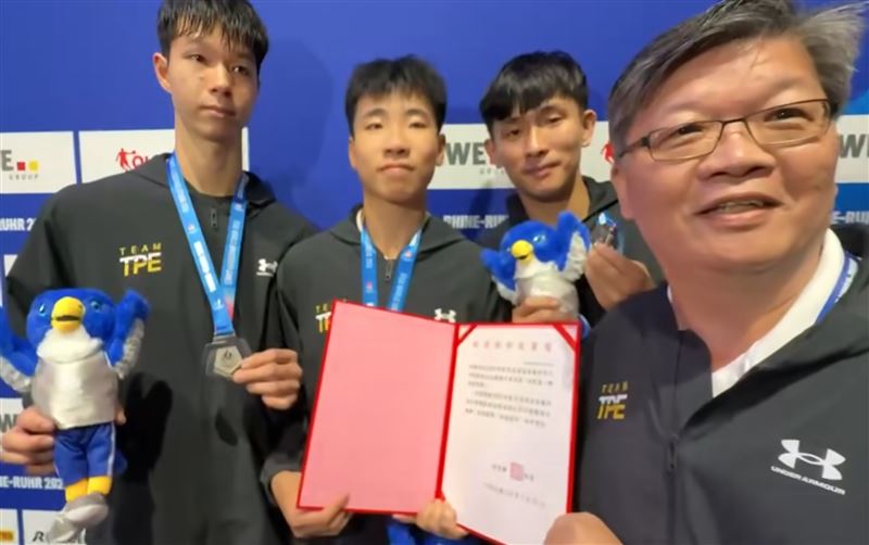 台灣跆拳道代表隊在世大運奪下銀牌，賽後體育署競技組長藍坤田頒發教育部長鄭英耀賀電給選手。（圖／翻攝自鄭世忠臉書）
