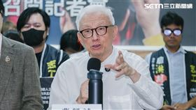全國罷免團隊記者會，包括：台灣經濟民主連合智庫召集人賴中強、北社社長、台灣醫師聯盟理事長羅浚晅、台灣基督長老教會濟南教會黃春生、財經評論專家徐嶔煌、台北市議員苗博雅、反共護台志工聯盟 三號志工曹興誠（曹董）（圖／記者楊士誼攝影）