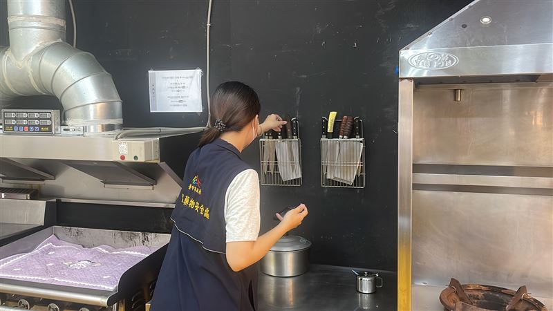 台中衛生局食安處今日前往稽查，發現4大缺失，勒令暫停營業。(圖／翻攝畫面)
