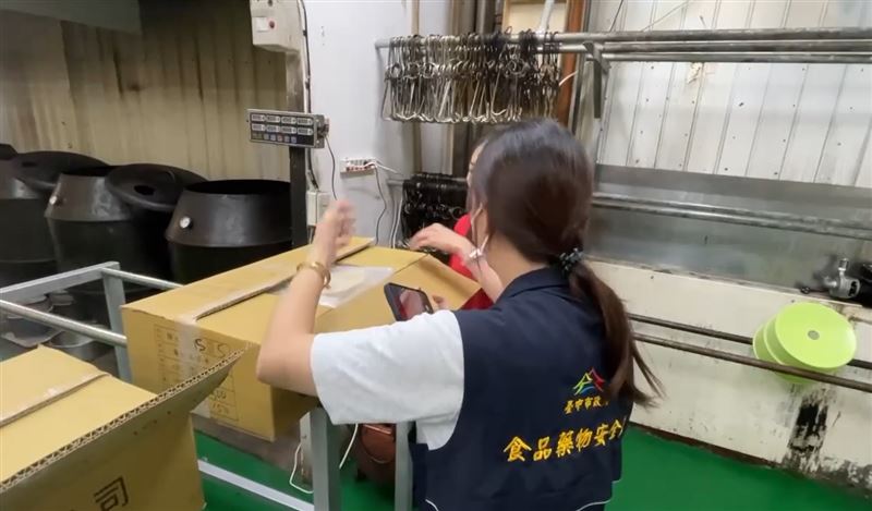 食安處初步檢驗，發現冷凍庫溫度不足、烤鴨架不潔等，已採檢體化驗是否含病原菌。(圖／翻攝畫面)