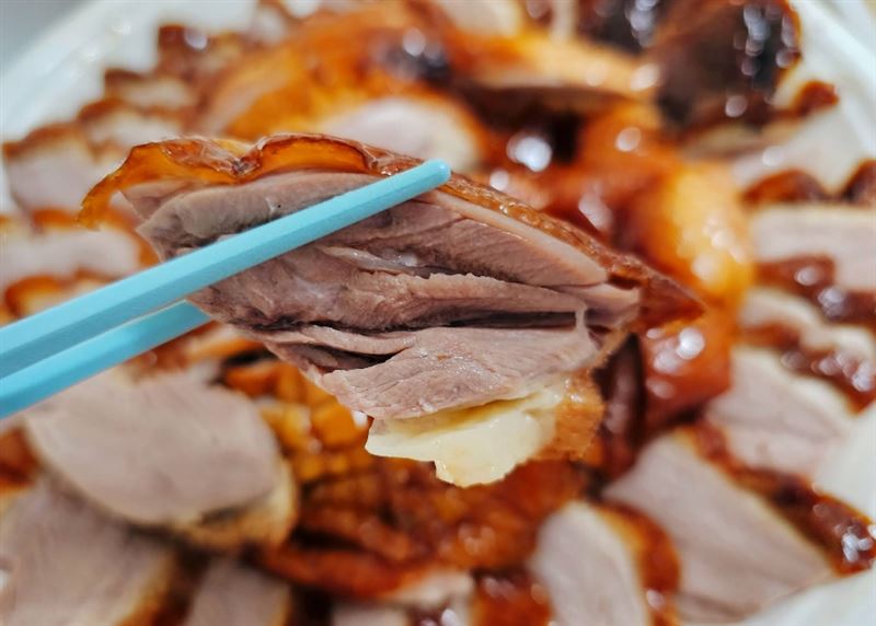 該烤鴨店6月才爆發食物中毒，負責人遭起訴，新老闆接手經營才開幕3天，再度因食安問題被勒令停業。(圖／業者提供)