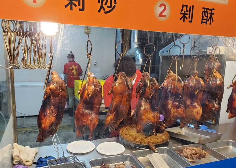 該烤鴨店6月才爆發食物中毒，負責人遭起訴，新老闆接手經營才開幕3天，再度因食安問題被勒令停業。(圖／業者提供)