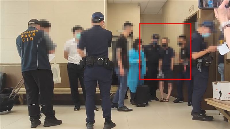 輕生雙亡夫妻的兒子到殯儀館參與報驗。（圖／翻攝畫面）