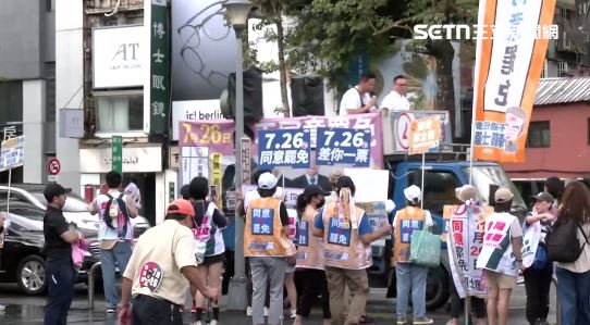綠委罷團站路口,游智彬卻開宣傳車前來踢館,頓時以「大罷免大成功」、「大罷免大失敗」互嗆。(圖/翻攝畫面)