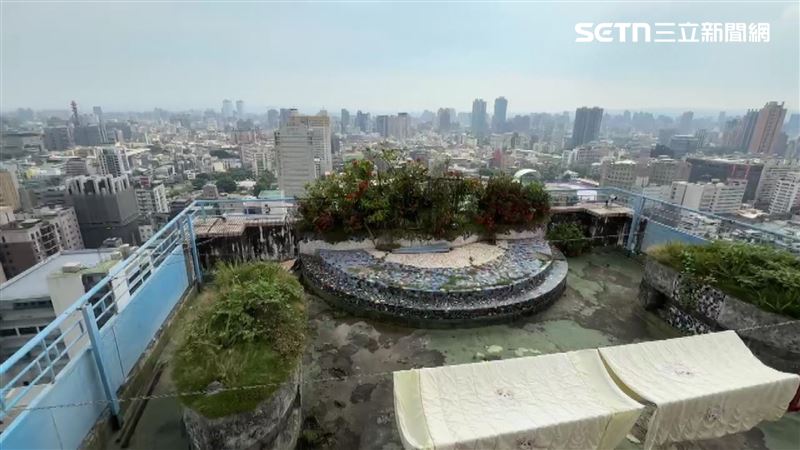 住了上千人的住商混合大樓，樓頂有露天晒衣場，還能欣賞台中市區風景