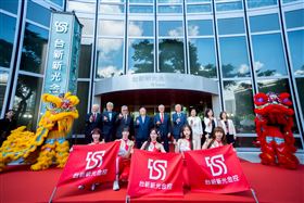 ▲台新與新光金控合併揭牌，掀起台灣金融整併歷史新頁，然而，台新新光金控揭牌首日，股價震盪劇烈、賣壓沉重，35萬張成交量爆量開盤，台新新光金股價一度重挫逾5%。（圖／台新新光金控提供）