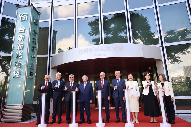 新新併風光舉辦合併揭牌儀式後,今再丟重磅消息,旗下兩家壽險雙雄「台新人壽」、「新光人壽」也將合併,預計在取得金管會核准後訂定合併基準日,目標希望可以在2026年1月1日正式結合。(圖/記者鄭孟晃攝影)