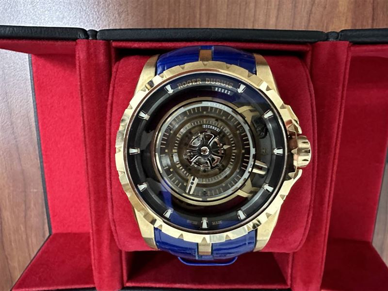 Roger Dubuis的「蒼穹之眼」,要價700多萬元。(圖/台中分署提供)
