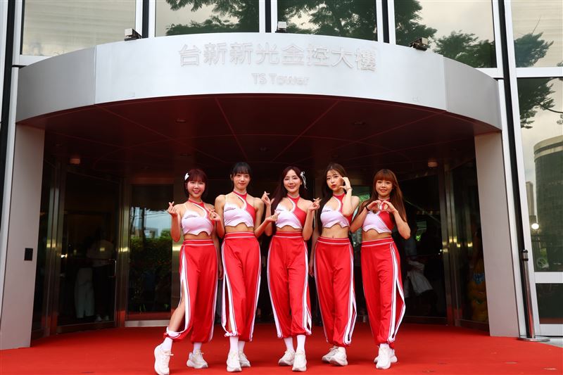 台新與新光金控合併揭牌，掀起台灣金融整併歷史新頁，然而，台新新光金控揭牌首日，股價震盪劇烈、賣壓沉重，35萬張成交量爆量開盤，台新新光金股價一度重挫逾5%。（圖／攝影鄭孟晃）