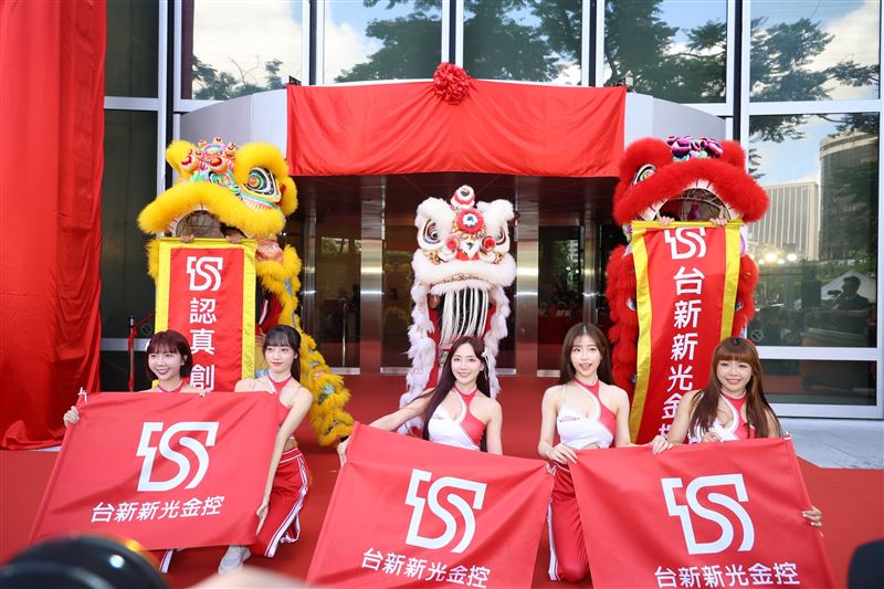台新與新光金控合併揭牌，掀起台灣金融整併歷史新頁，然而，台新新光金控揭牌首日，股價震盪劇烈、賣壓沉重，35萬張成交量爆量開盤，台新新光金股價一度重挫逾5%。（圖／攝影鄭孟晃）