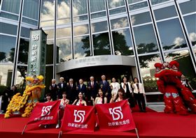 
▲台新與新光金控合併揭牌，掀起台灣金融整併歷史新頁，然而，台新新光金控揭牌首日，股價震盪劇烈、賣壓沉重，35萬張成交量爆量開盤，台新新光金股價一度重挫逾5%。（圖／攝影鄭孟晃）