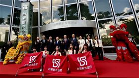 
▲台新與新光金控合併揭牌，掀起台灣金融整併歷史新頁，然而，台新新光金控揭牌首日，股價震盪劇烈、賣壓沉重，35萬張成交量爆量開盤，台新新光金股價一度重挫逾5%。（圖／攝影鄭孟晃）