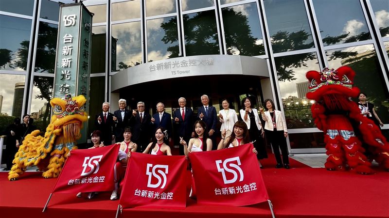 台新與新光金控合併揭牌，掀起台灣金融整併歷史新頁，然而，台新新光金控揭牌首日，股價震盪劇烈、賣壓沉重，35萬張成交量爆量開盤，台新新光金股價一度重挫逾5%。（圖／攝影鄭孟晃）
