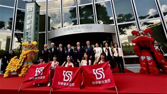 新聞幕後／台新新光金控揭牌日陷雙重壓力